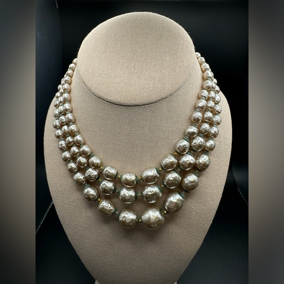 Vintage signed MIRIAM HASKELL Pearls Three Strand Necklace 13'' with 2.5“ extend - Picture 2 of 16